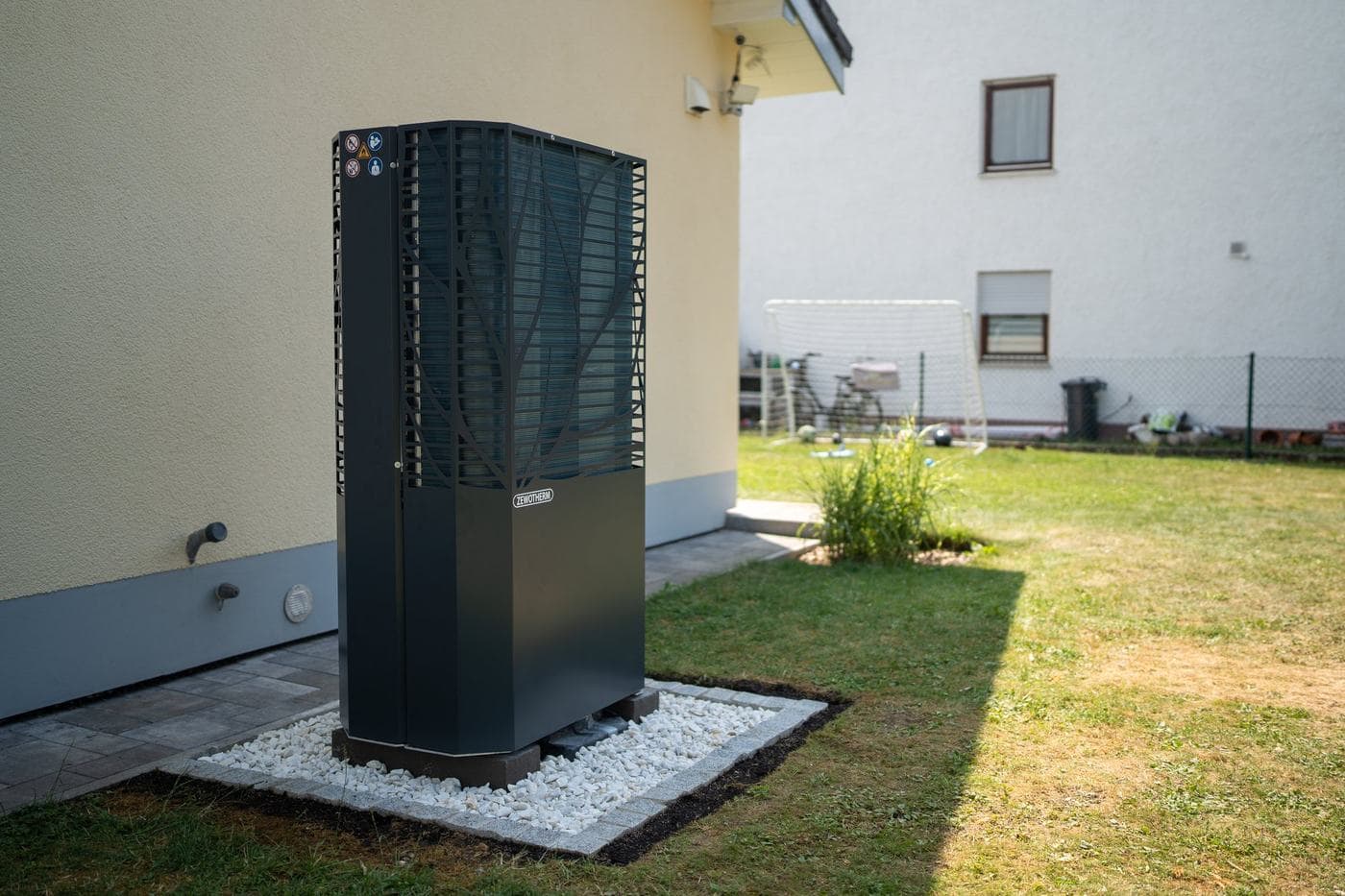 Luft-Wasser-Wärmepumpe an einem Einfamilienhaus im Raum Augsburg
