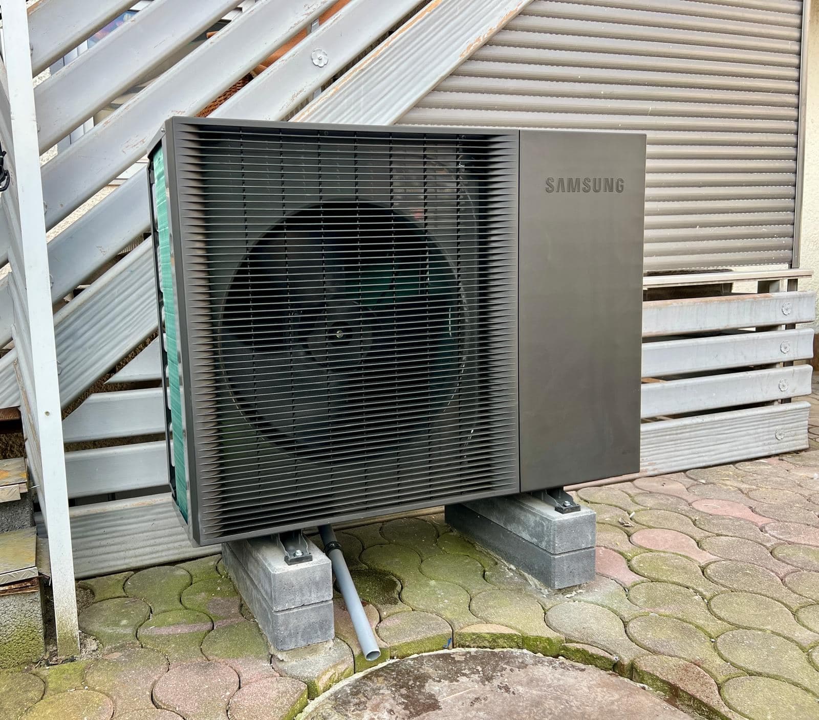 Samsung-Wärmepumpe an einem Haus in Burgau