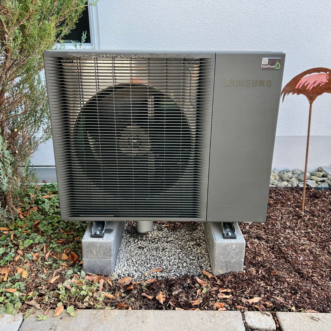 Samsung Mono HT R290 Außeneinheit mit 8 kW an einem Einfamilienhaus in Großaitingen