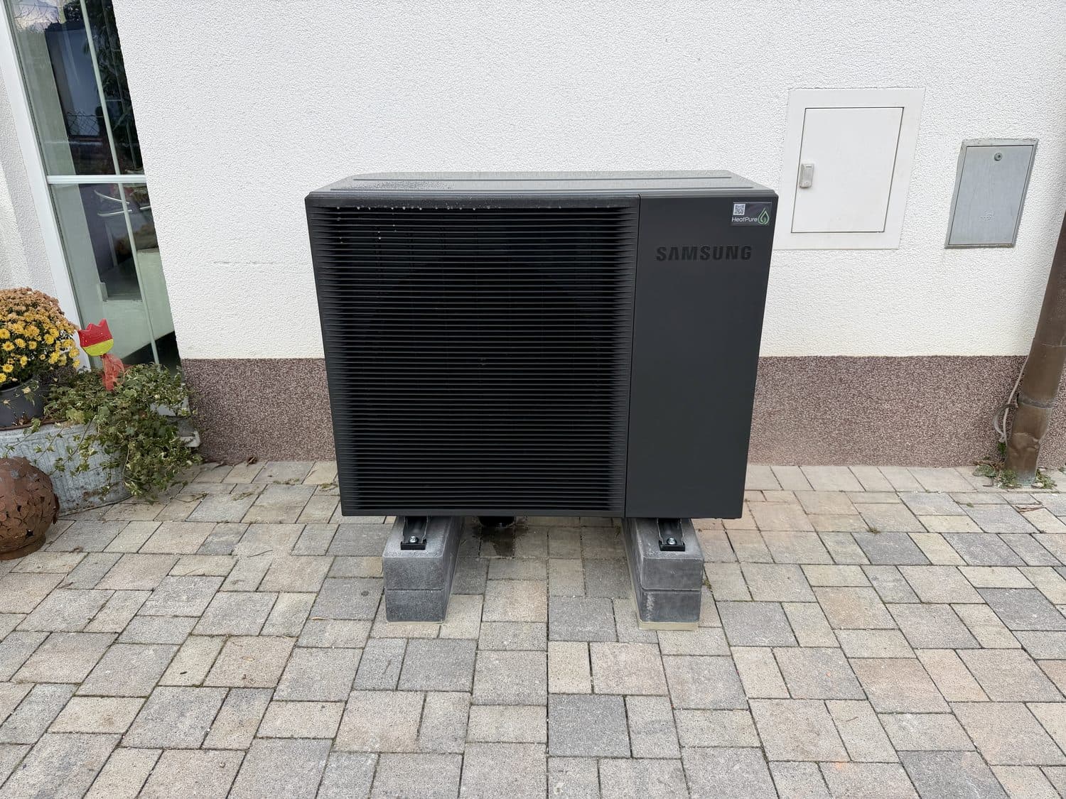 Samsung Wärmepumpe Außeneinheit an einem Einfamilienhaus in Untermeitingen