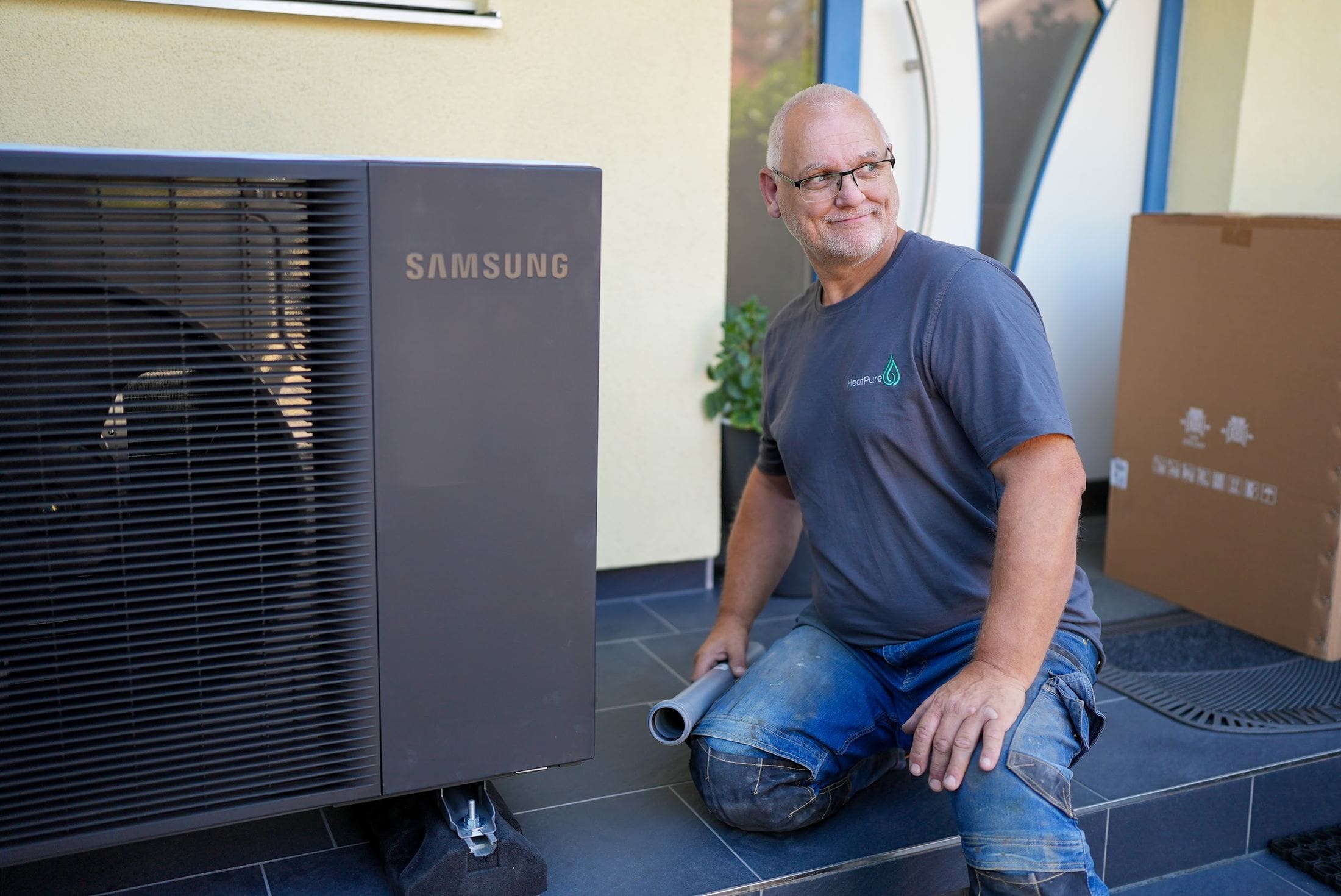 Monteur von HeatPure bei der Montage einer Samsung-Wärmepumpe