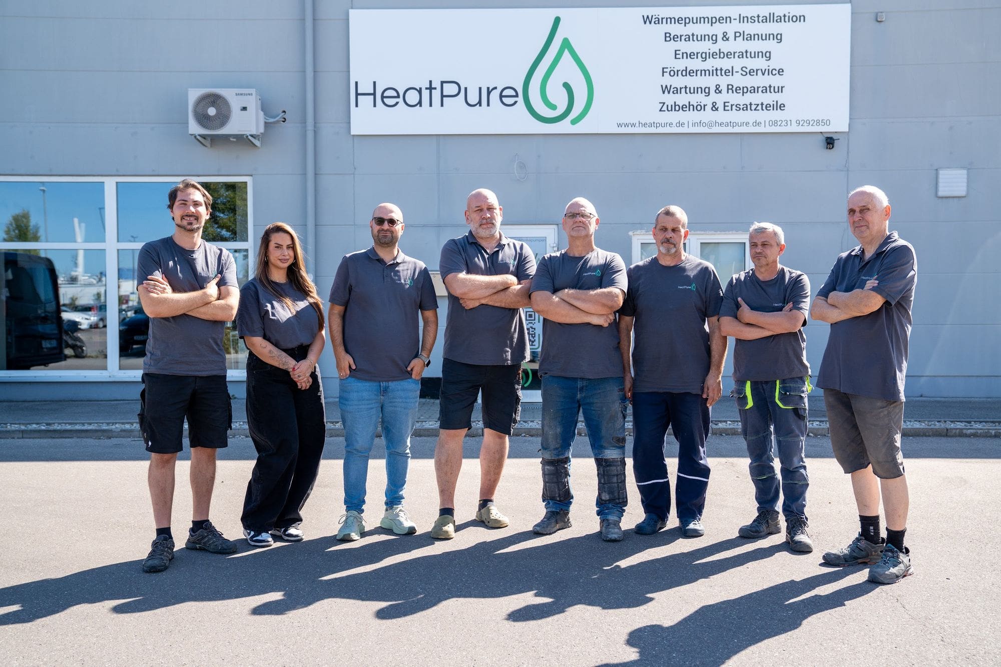 Das HeatPure Team vor dem Firmensitz in Königsbrunn